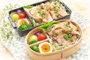 焼き豚と半熟ゆで卵、ブロッコリー、ミニトマト、ぶどうを詰めた焼き豚弁当